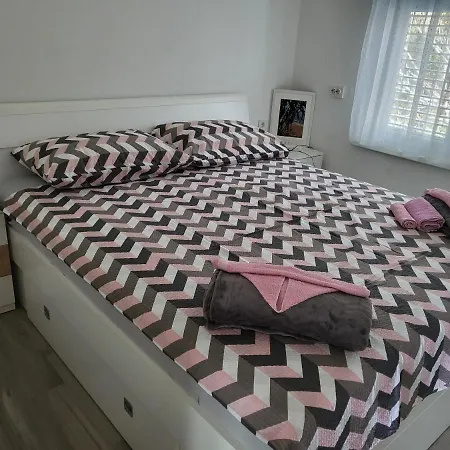 Apartman Viktorija דירה